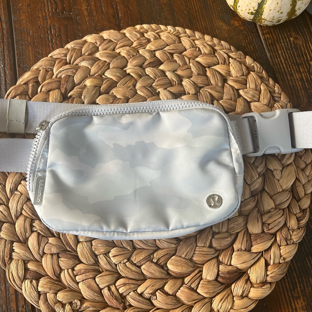 Lululemon Everywhere Belt Bag light camo